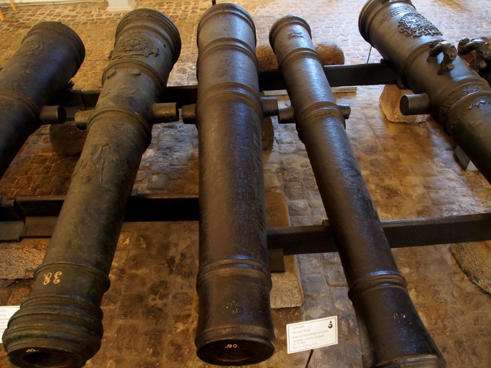 16th_century_Danish-Nowegian_cast_iron_8_pounder_sea_artillery