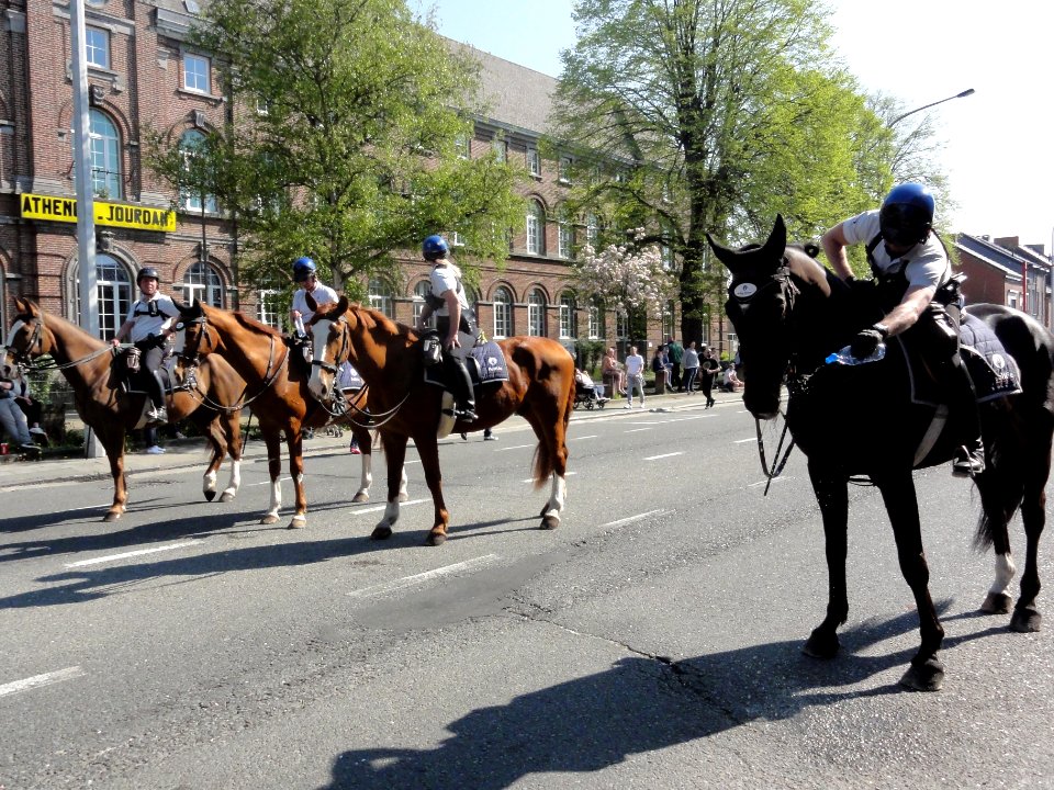 139ème_Cavalcade_de_Fleurus_2019_(S_-_la_police_en_tête_du_cortège)