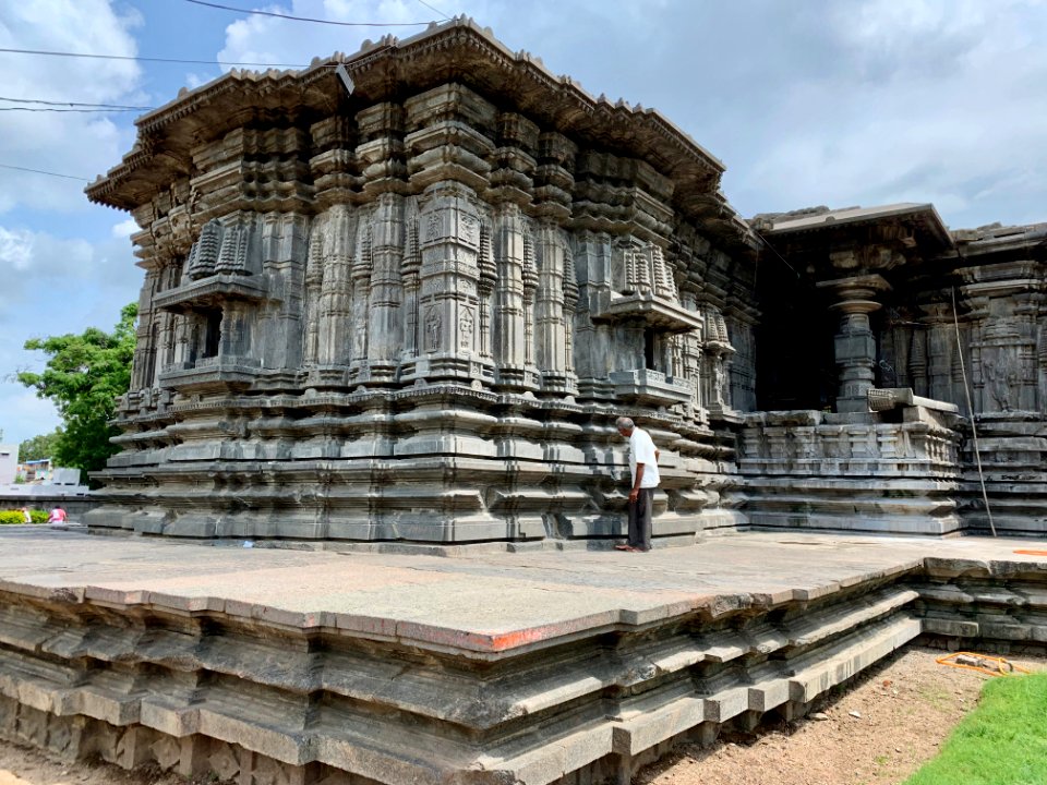 12th_century_Thousand_Pillar_temple,_Hanumkonda,_Telangana,_India_-_04