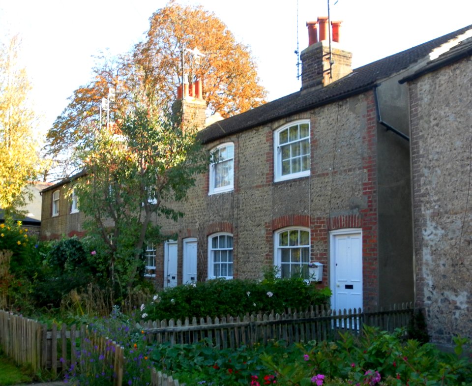 13–18_The_Square,_Patcham_(NHLE_Code_1381026)_(October_2011)