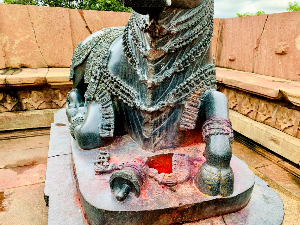 13th_century_Nandi_mandapa,_Ramappa_temples_complex,_Palampet_Telangana_India_-_30