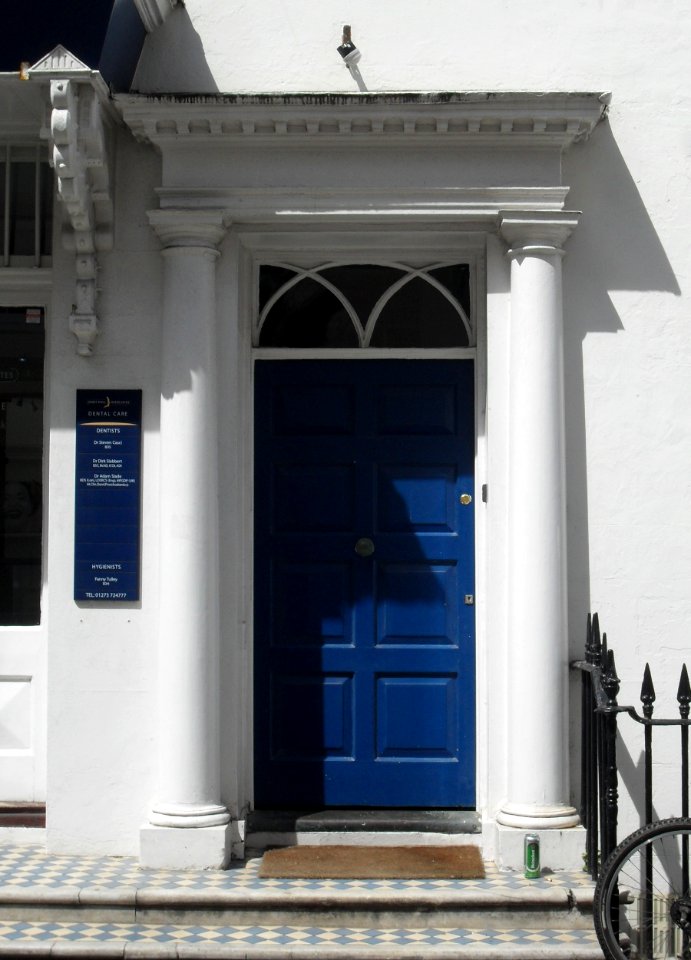 15_Ship_Street,_Brighton_(July_2010)_(Doorcase)
