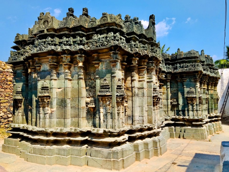 12th_century_Naganatha_temple,_Lakkundi,_Karnataka_India_-_9