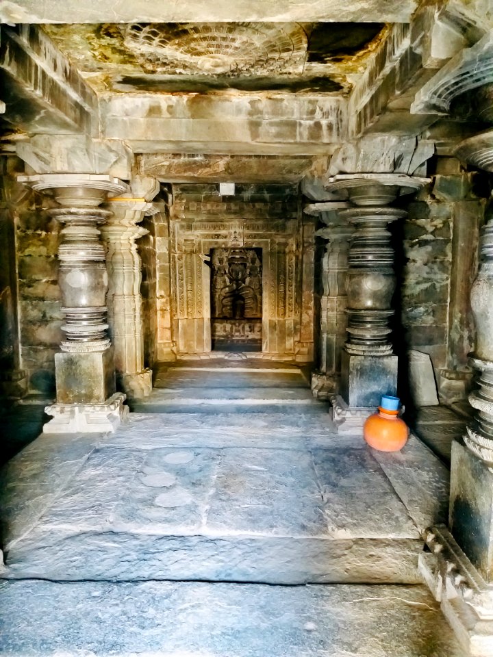12th_century_Naganatha_temple,_Lakkundi,_Karnataka_India_-_02