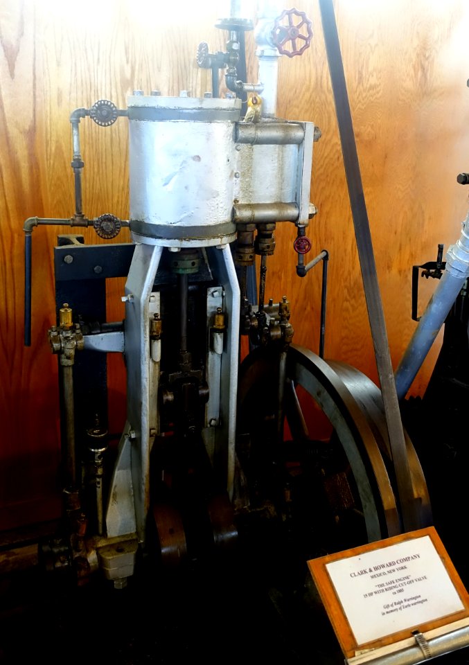 15_HP_steam_engine_with_riding_cut-off_valve,_Clark_&_Howard_Co.,_Mexico,_NY,_c._1885_-_Stationary_steam_engine_collection_-_New_England_Wireless_&_Steam_Museum_-_East_Greenwich,_RI_-_DSC06546