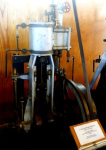 15_HP_steam_engine_with_riding_cut-off_valve,_Clark_&_Howard_Co.,_Mexico,_NY,_c._1885_-_Stationary_steam_engine_collection_-_New_England_Wireless_&_Steam_Museum_-_East_Greenwich,_RI_-_DSC06546