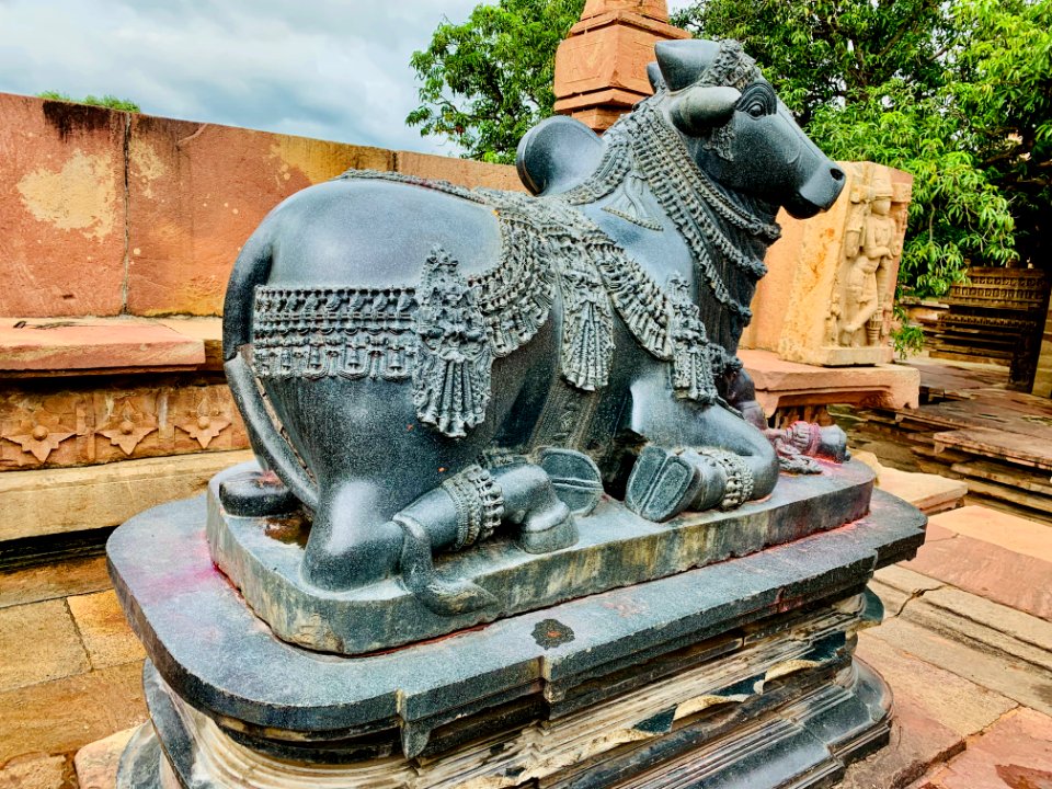13th_century_Nandi_mandapa,_Ramappa_temples_complex,_Palampet_Telangana_India_-_07