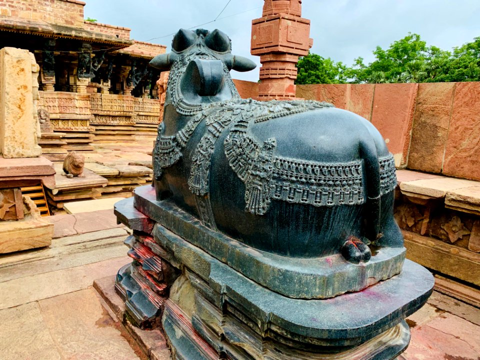 13th_century_Nandi_mandapa,_Ramappa_temples_complex,_Palampet_Telangana_India_-_08