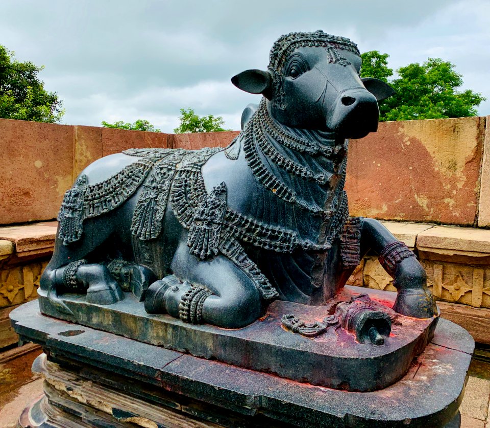 13th_century_Nandi_mandapa,_Ramappa_temples_complex,_Palampet_Telangana_India_-_22