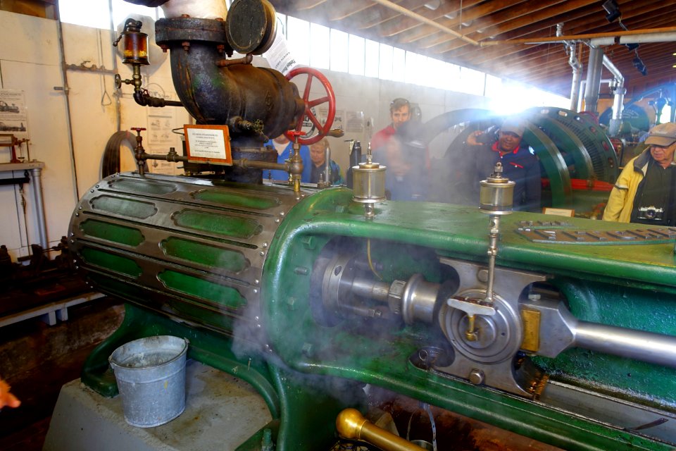 150_HP_horizontal_mill_engine,_Fitchburg_Steam_Engine_Co.,_Fitchburg,_MA,_c._1900_-_Stationary_steam_engine_collection_-_New_England_Wireless_&_Steam_Museum_-_East_Greenwich,_RI_-_DSC06589