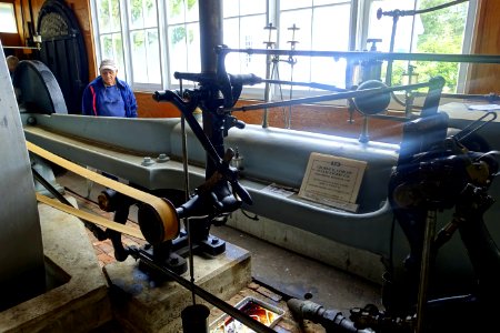 150_HP_horizontal_mill_engine,_George_H._Corliss_Steam_Engine_Co.,_built_1892_-_Stationary_steam_engine_collection_-_New_England_Wireless_&_Steam_Museum_-_East_Greenwich,_RI_-_DSC06564