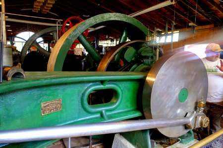 150_HP_horizontal_mill_engine,_Fitchburg_Steam_Engine_Co.,_Fitchburg,_MA,_c._1900_-_Stationary_steam_engine_collection_-_New_England_Wireless_&_Steam_Museum_-_East_Greenwich,_RI_-_DSC06584