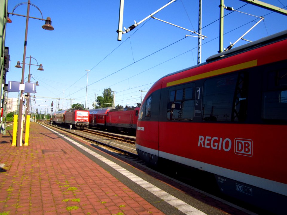 143_569-2_und_Desiro_642_vor_Dresdner_Hauptbahnhof_DD_Hbf