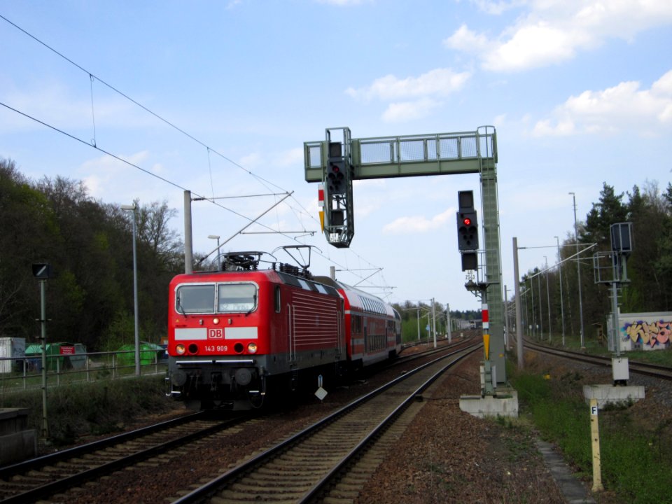 143_909_mit_S2_nach_Pirna_im_Bahnhof_Dresden-Klotzsche