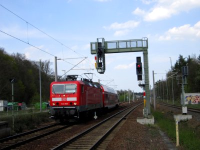 143_909_mit_S2_nach_Pirna_im_Bahnhof_Dresden-Klotzsche