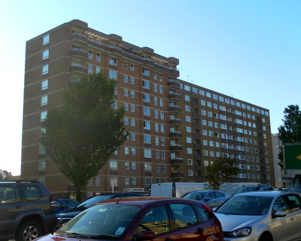 15_Grand_Avenue_and_Coombe_Lea,_Hove_(July_2012)
