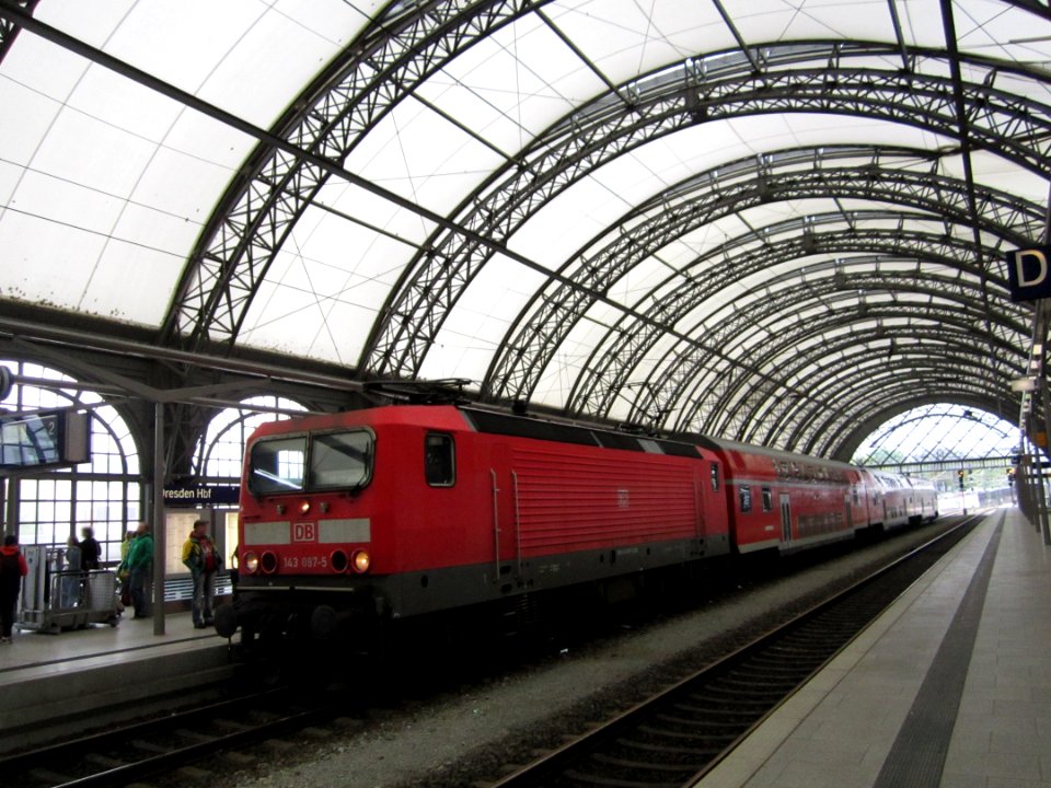 143_087-5_im_Dresdner_Hauptbahnhof_DD_Hbf