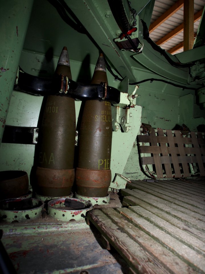 155mm_M101_P1EAA_shells,_photographed_at_the_Aalborg_Forsvars-_og_Garnisonsmuseum