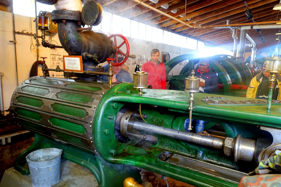 150_HP_horizontal_mill_engine,_Fitchburg_Steam_Engine_Co.,_Fitchburg,_MA,_c._1900_-_Stationary_steam_engine_collection_-_New_England_Wireless_&_Steam_Museum_-_East_Greenwich,_RI_-_DSC06588