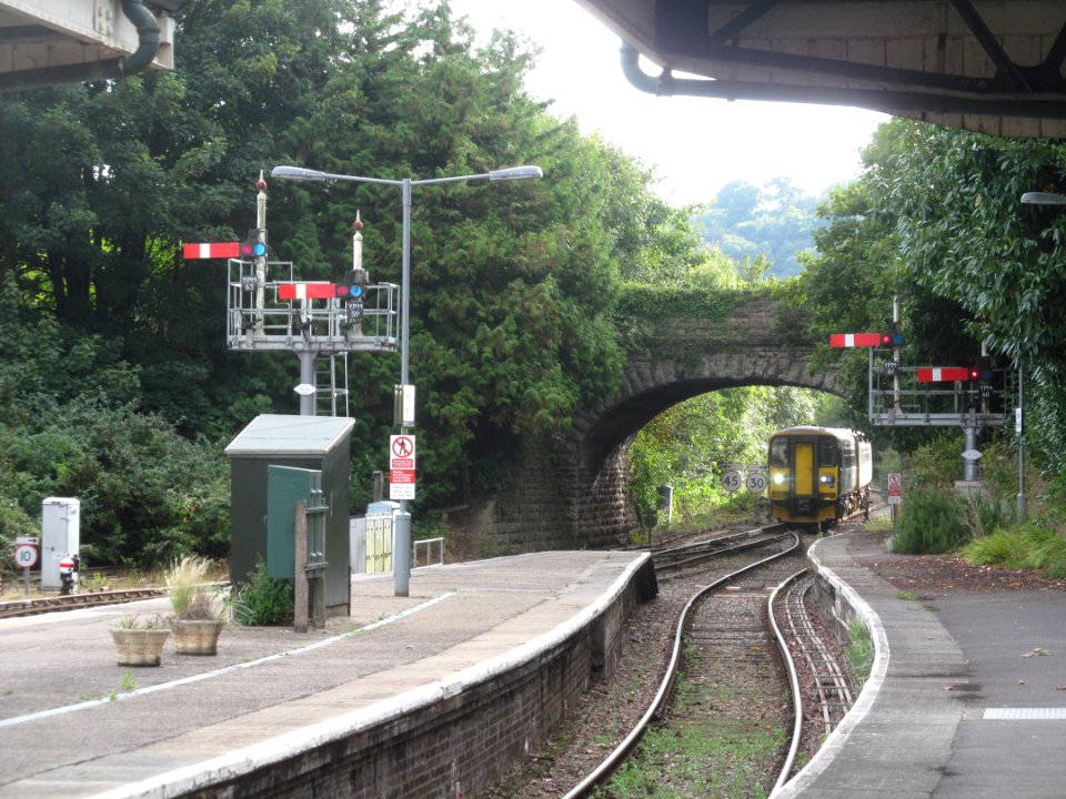 153372_approaching_Yeovil_Pen_Mill_railway_station