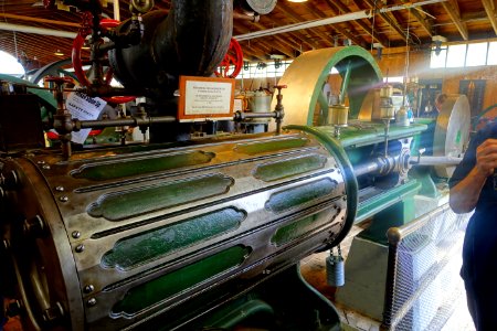 150_HP_horizontal_mill_engine,_Fitchburg_Steam_Engine_Co.,_Fitchburg,_MA,_c._1900_-_Stationary_steam_engine_collection_-_New_England_Wireless_&_Steam_Museum_-_East_Greenwich,_RI_-_DSC06582