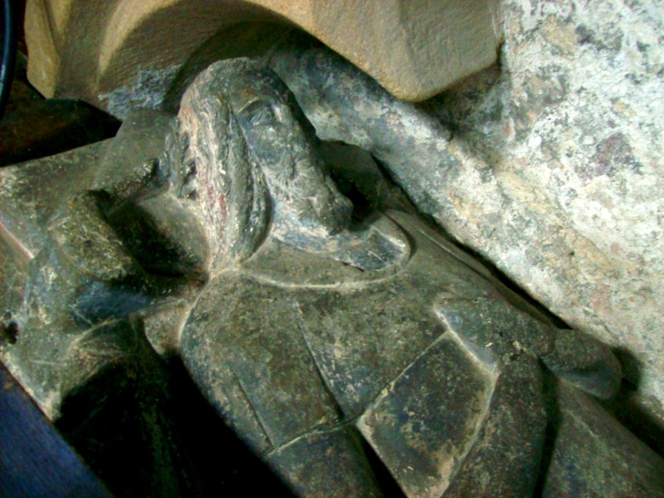 14th_c._effigy,_Crich_1