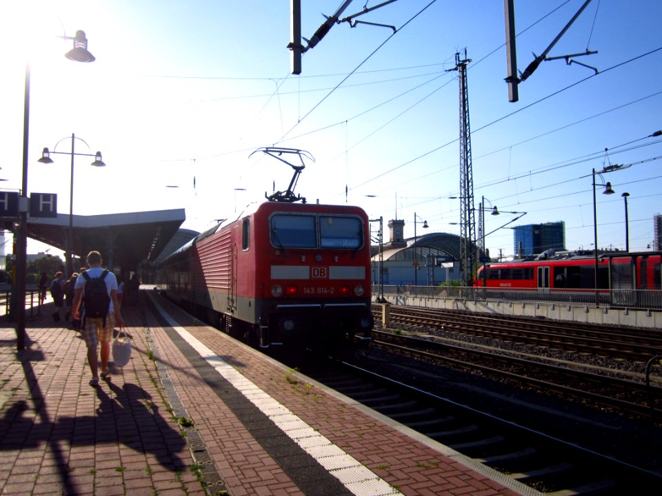143_814-2_vor_Dresdner_Hauptbahnhof_DD_Hbf