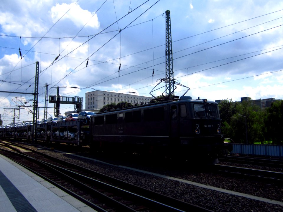 142_001-7_mit_Autozug_DD_Hbf