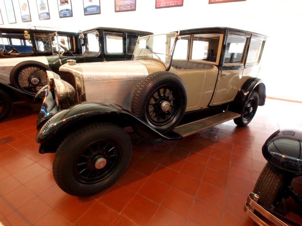 1927_Panhard-Levassor,_20hp,_3164cc,_100kmh_photo-2
