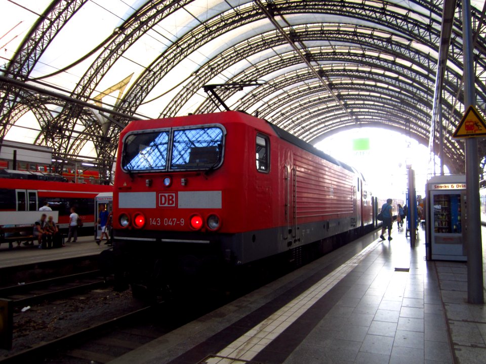 143_047-9_im_Dresdner_Hauptbahnhof_DD_Hbf