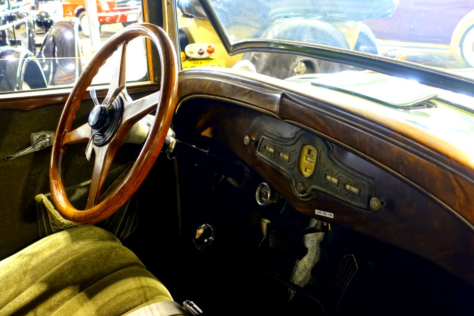 1929_Hupmobile_Century_Six_-_Automobile_Driving_Museum_-_El_Segundo,_CA_-_DSC02098