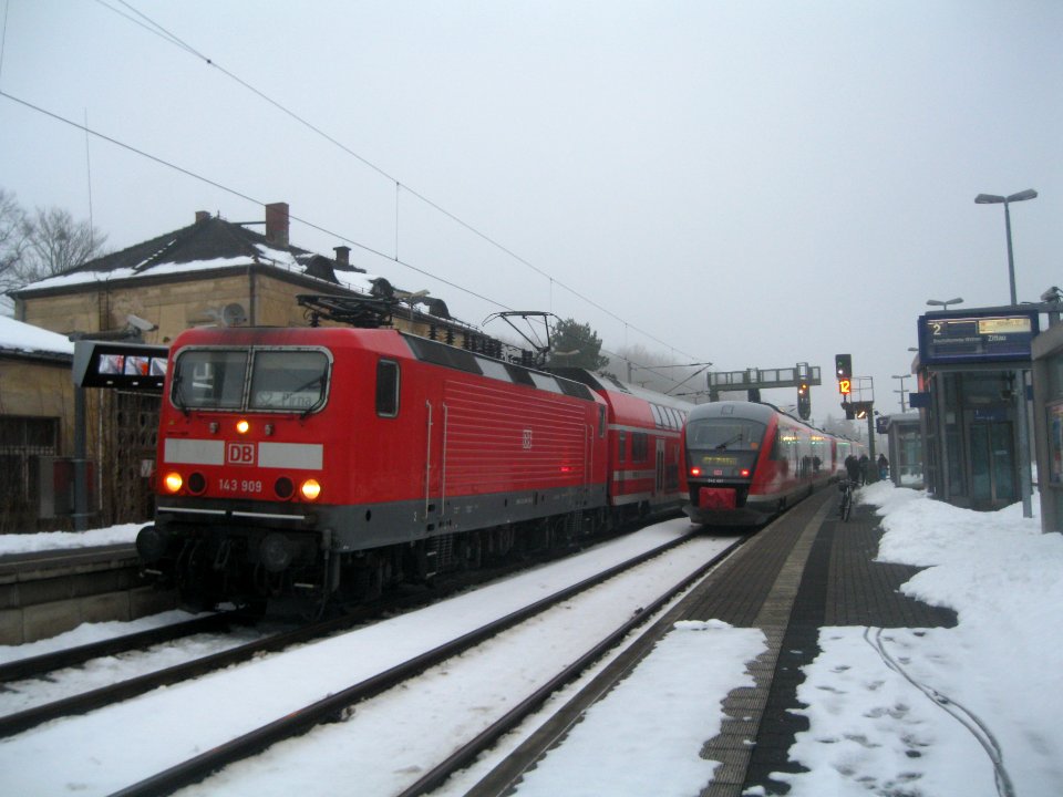 143_909_S2_nach_Pirna_und_642_661_RE2_Zittau_im_Bahnhof_Dresden-Klotzsche_Winter