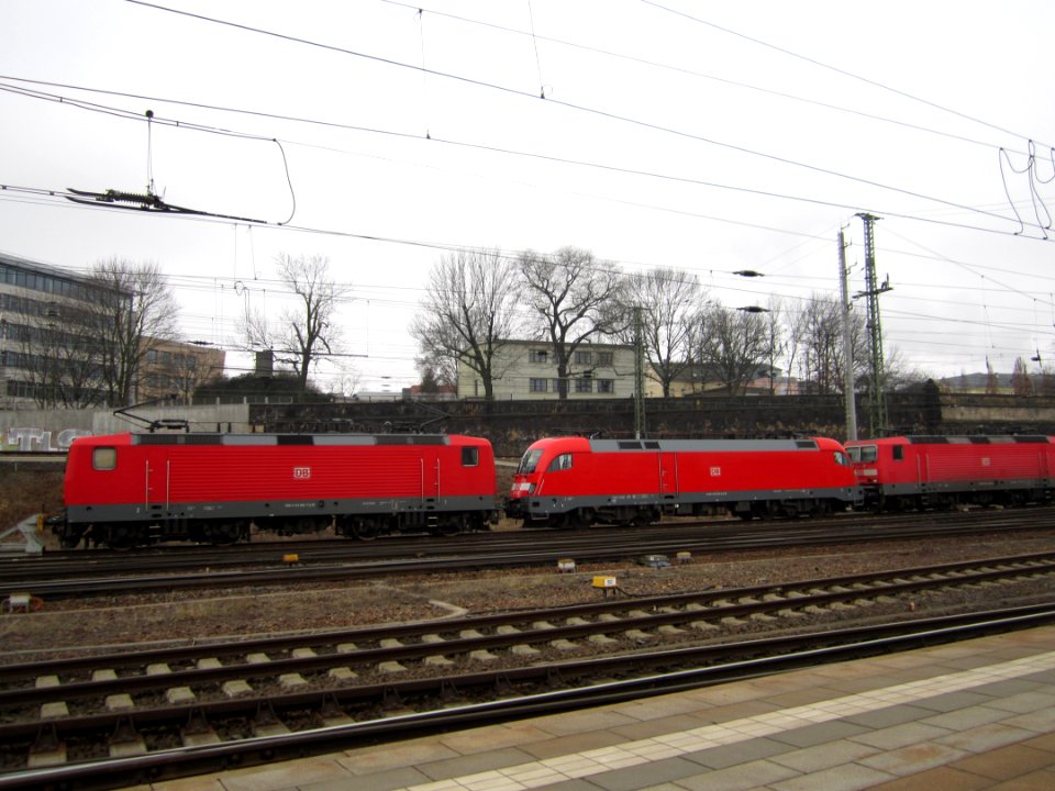 143_244-2_abgestellt_mit_Taurus_vor_Dresdner_Hauptbahnhof_DD_Hbf