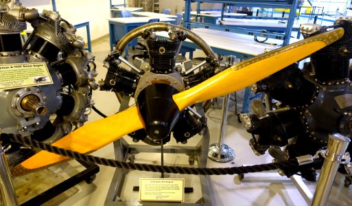 1928_Velie_M-5_aircraft_engine_-_Hiller_Aviation_Museum_-_San_Carlos,_California_-_DSC03076