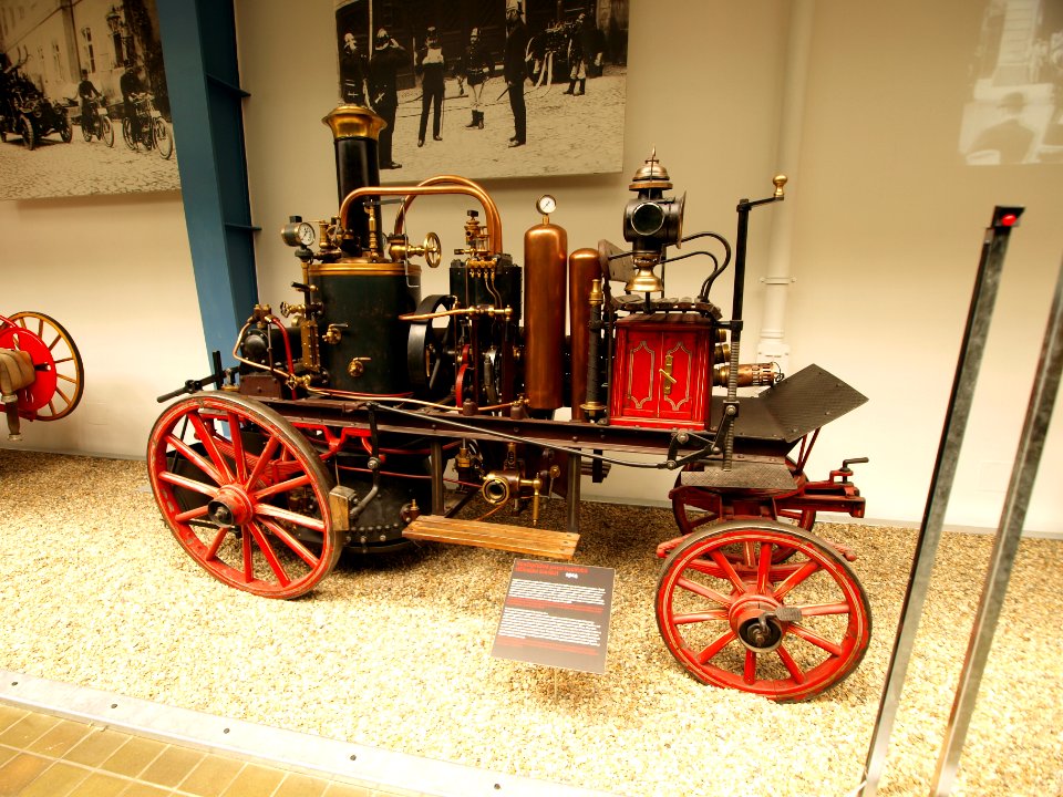 1914_Horse-drawn_Smekal_steam_fire_engine_pic2