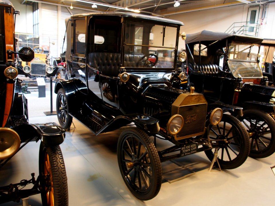 1915_Ford_T_Town_Car_pic1