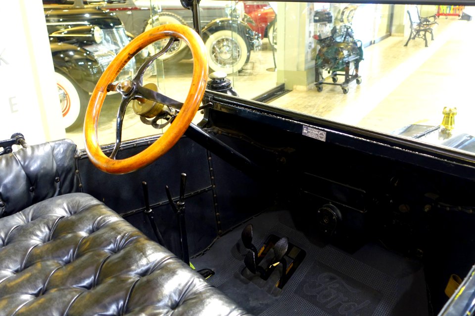 1915_Ford_Model_T_-_Automobile_Driving_Museum_-_El_Segundo,_CA_-_DSC01825