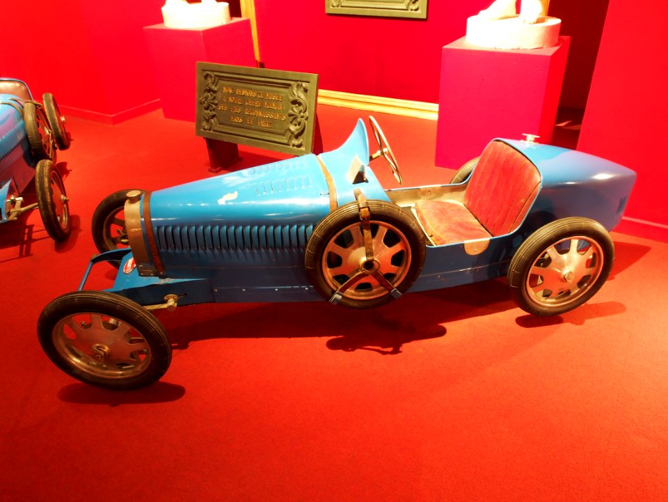1927_Bugatti_voiture_d'enfant,_12V,_20kmh,_pic1
