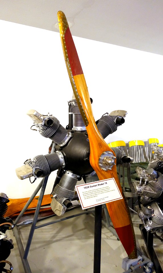 1928_Comet_Model_7E_aircraft_engine_-_Hiller_Aviation_Museum_-_San_Carlos,_California_-_DSC03071