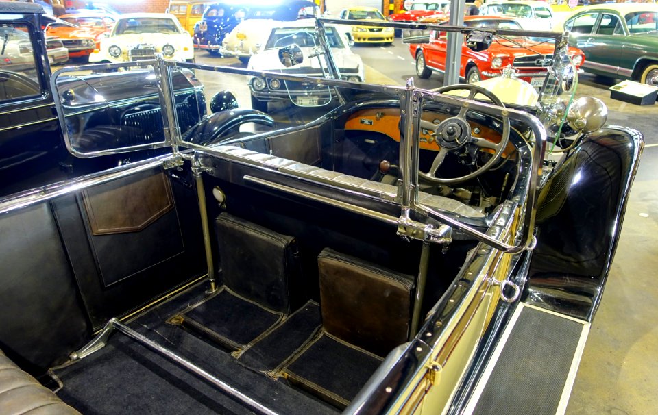 1929_Packard_633,_with_right-hand_drive_-_Automobile_Driving_Museum_-_El_Segundo,_CA_-_DSC02088
