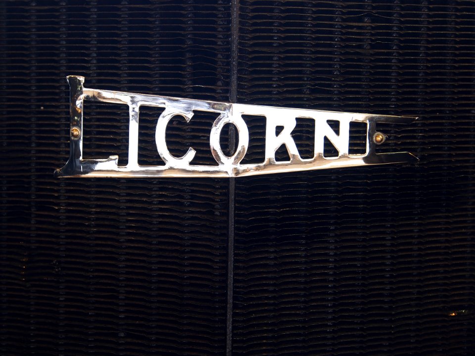 1926_La_Licorne_logo_of_a_B7_W4_Ballot_9-12_CV_at_the_Musée_Automobile_de_Vendée