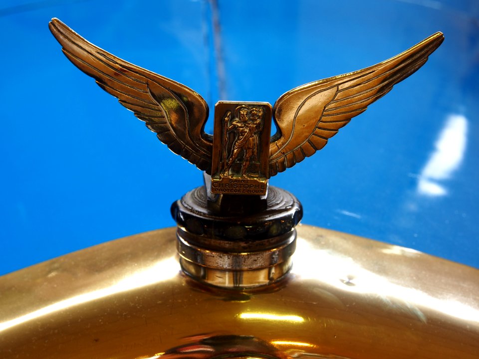 1926_Delaugere_et_Clayette_V,_4_cyl_10CV_ornament_at_the_Musée_Automobile_de_Vendée_pic-5