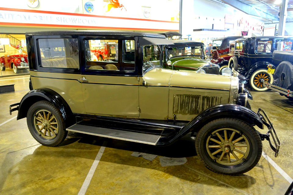 1926_Pontiac_Two_Door_Coach_-_Automobile_Driving_Museum_-_El_Segundo,_CA_-_DSC02102