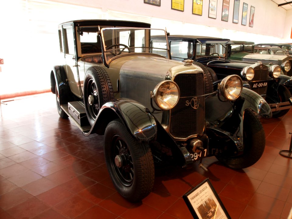 1927_Panhard-Levassor,_20hp,_3164cc,_100kmh_photo-1