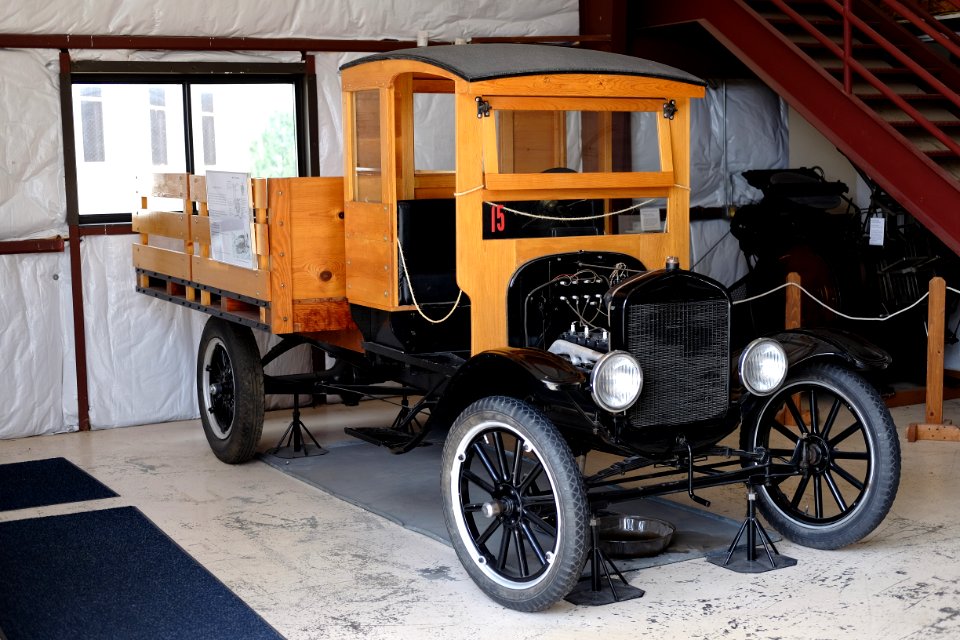 1926_Ford_Model_TT_truck_at_Campbell_County_Rockpile_Museum_in_Gillette,_Wyoming