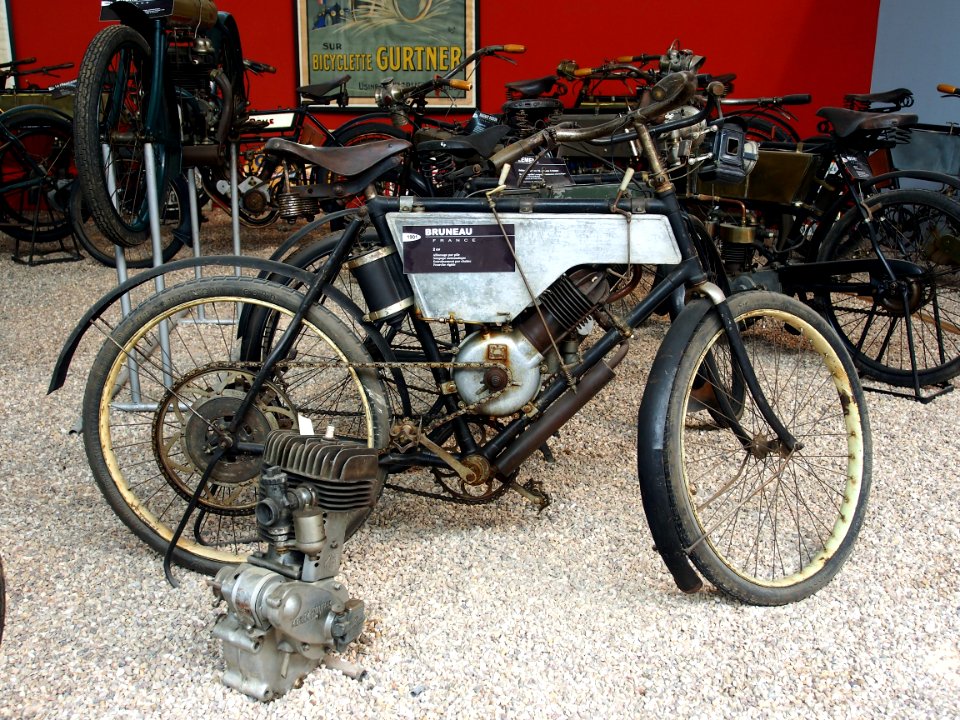 1901_Bruneau_2cv,_Musée_de_la_Moto_et_du_Vélo,_Amneville,_France,_pic-002