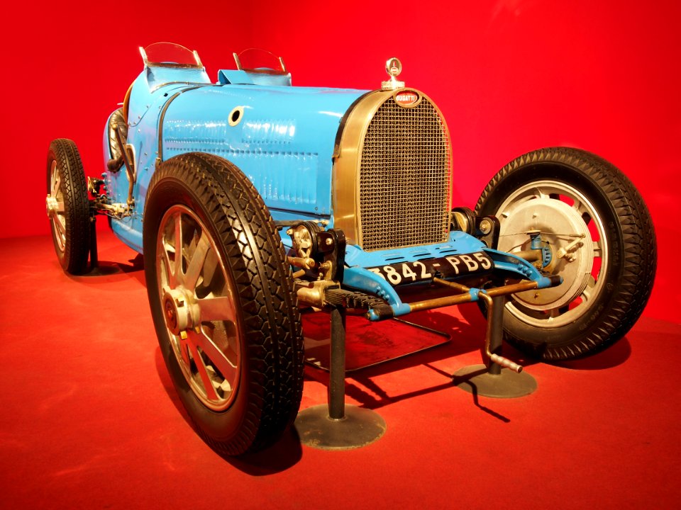 1929_Bugatti_type_35B,_8_cylinder,_140hp,_2263cm3,_210kmh,_pic1