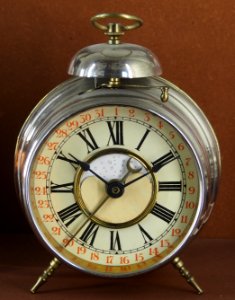 1900_Wecker_mit_Kalender_und_Mondphase
