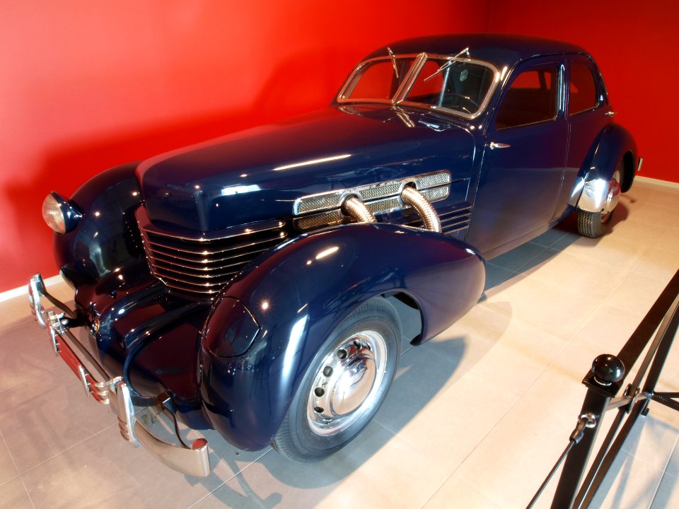 1929_Cord_812_Supercharged_Berverly_Sedan_p1