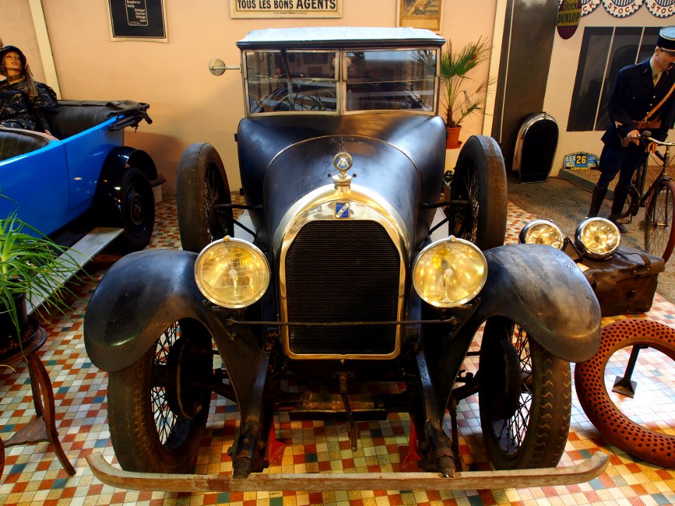 1925_Talbot_DS_12CV,_4cyl,_six_seater_at_the_Musée_Automobile_de_Vendée_pic-1